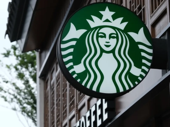 Lerohant a rendőrség egy Starbucksot, ez áll a háttérben