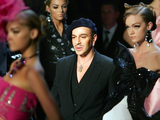 Megbocsátani vagy felejteni? Miért olyan ellentmondásos a Met Gala választása John Galliano tiszteletére