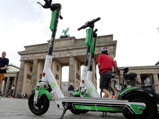 Elektromos robogók: a Lime, Bird és Dott 2,6 millió eurós bírságot szabtak ki Rómában