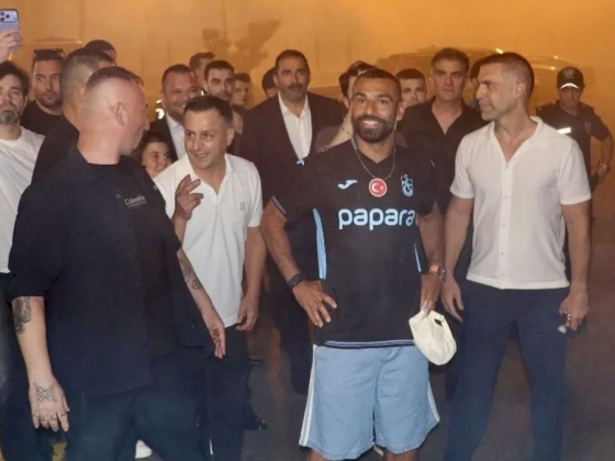 Tetőfokára hágott az őrület, Mohamed Szalah-t rocksztárként fogadták a törökök – videó