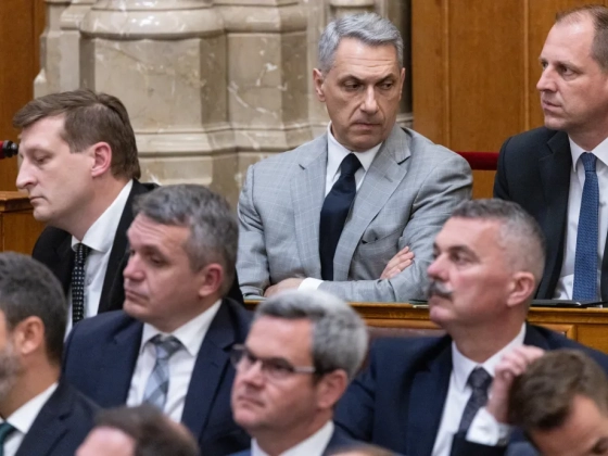 Lázár János csak minimálbért kapott a sok hiányzása miatt