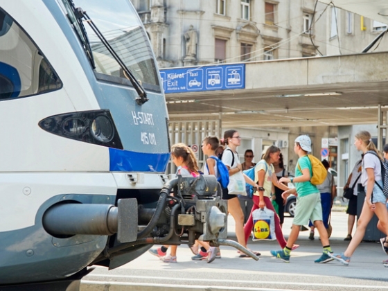 Milliókért bontják el a félkész MÁV-várókat, belső vizsgálat indult a botrányos ügyben