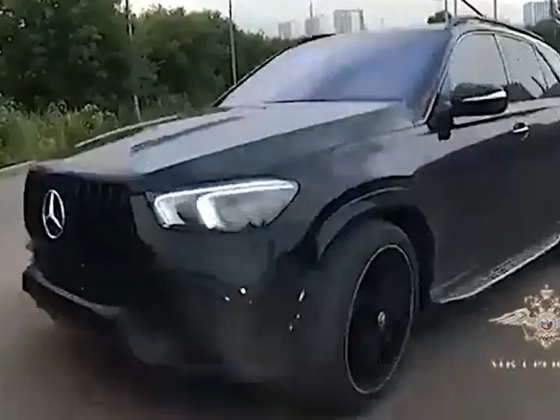 Levette a rendszámot, mert sok gyorshajtási bírságot kapott – videón az üldözés