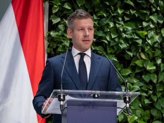 Magyar Péter kőkemény dokumentumot villantott: Az Orbán-kormány tudta, hogy a szakadék szélén áll a magyar áramrendszer