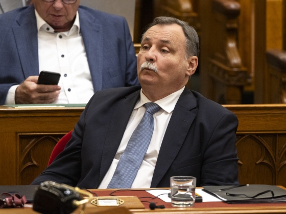 „Ez most mire volt jó, kedves Takács Péter?” – Gajdos László videóban mondta el, hogy a fideszesek vádjaival ellentétben nem ment szabadságra a vízügyért felelős államtitkára