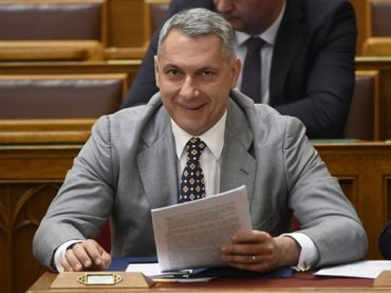 Be kellett volna járnia a parlamentbe? Minimálbérre vágták Lázár János képviselői fizetését