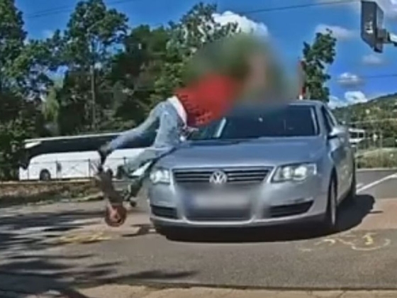Lassítás nélkül hajtott az autó oldalába a rolleres a Balatonnál + videó