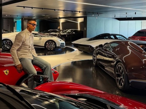 Cristiano Ronaldo megmutatta a luxusautóit, mintegy tízmilliárd forinttal pózolt
