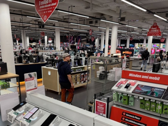 Nem akarnak szerelővel bajlódni a magyarok, azonnal hűtenének: tépik egymást a vásárlók a mobilklímák miatt – 200 százalékkal nőtt a kereslet