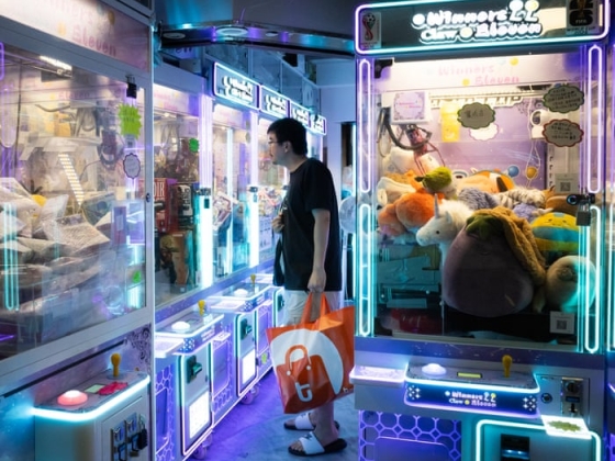 Plüssek, Labubu babák és Pokémon gyűjthető tárgyak: a karmosgép-őrület söpör végig Hongkongon