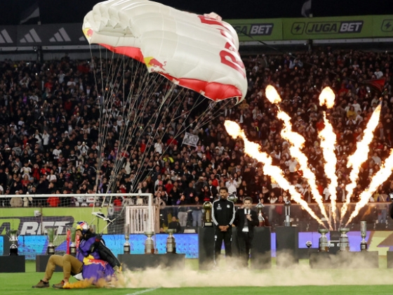 Így kell bemutatni az új igazolást: ejtőernyős hozta a stadionba a vb legjobb kapusának mezét