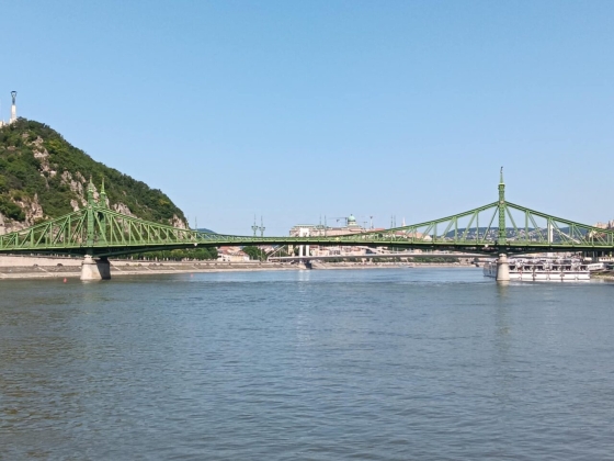 Lezárják ma reggel Budapest belvárosi utait, miután robbanóanyagot találtak a Dunában