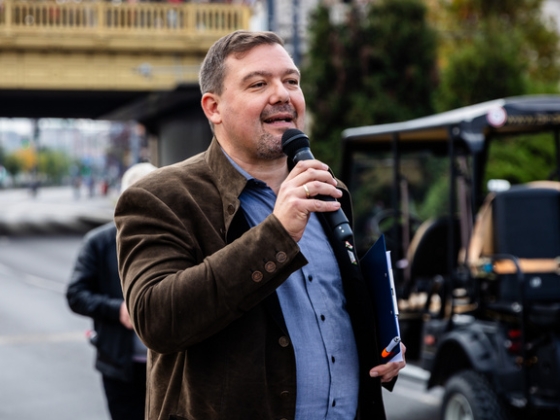 Huth Gergely szerint Orbán Balázs munkássága libsi pénzégetés, nyálas tobzódás és kínosan üres hablatyolás volt