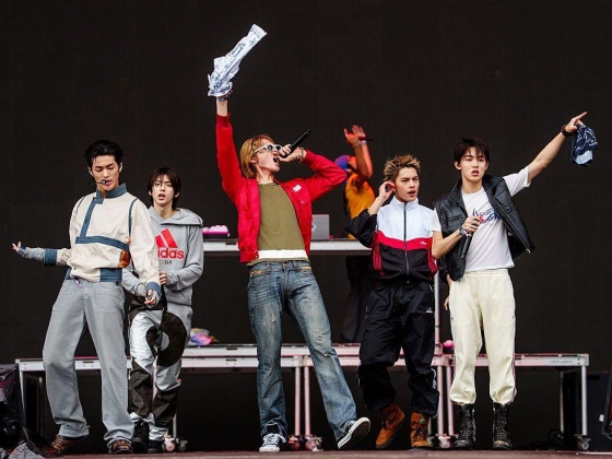 „Tedd le a telefont”: a K-pop banda a koncertetiketten mérkőzik meg