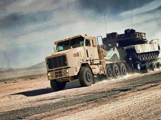 Oshkosh HET A1 nagy teherbírású szállítógép 700 LE-vel: A legerősebb traktor az amerikai hadseregben