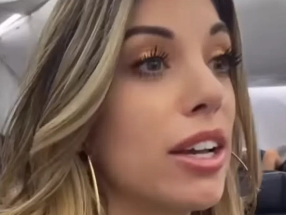 Leszállították a gépről a TikTok-prédikátort, miután hangosan téríteni kezdte az utasokat - videó