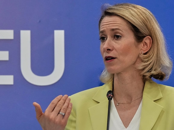 Az EU szankcionált öt, az orosz hadiiparhoz köthető személyt az ukrajnai csapások után