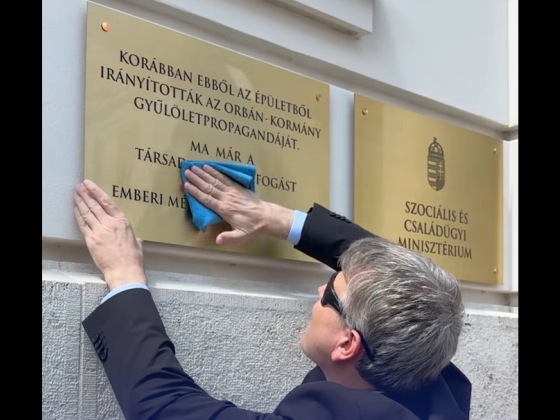 A KDNP követeli, hogy vegyék le a szociális minisztériumról a feliratot, ami szerint „ebből az épületből irányították az Orbán-kormány gyűlöletpropagandáját”