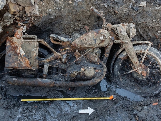 Duna: 80 év után talpra álltak a Wehrmacht-katonák és a második világháborús motorkerékpár