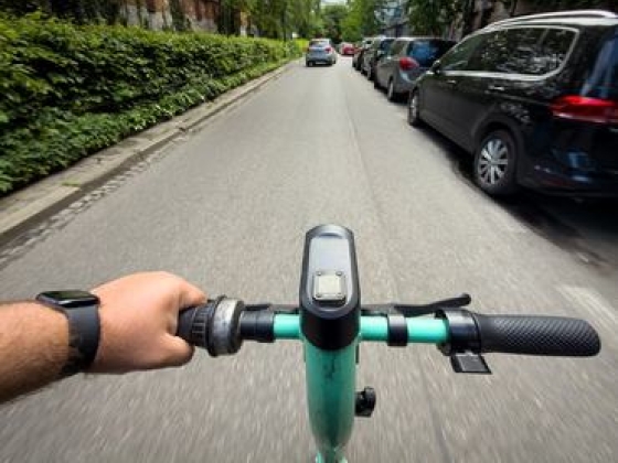 Aggasztó adatok láttak napvilágot: a motorosoknál is nagyobb veszélyben vannak az e-rolleresek