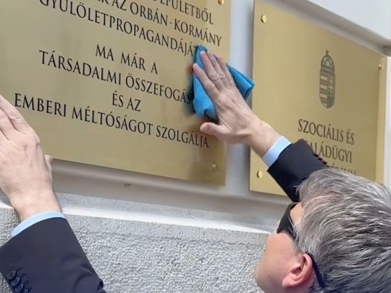 Rájár a rúd a gyűlölködő tiszás miniszterre, le kell szednie a dísztáblát