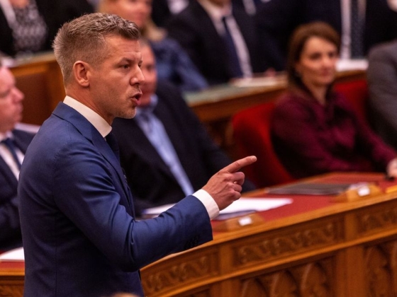 Egyre botrányosabb a Tisza-kormány vízügyi államtitkárának nyaralása, Magyar Péter is beszállt a kommentcsatába