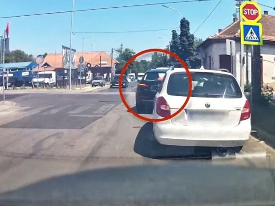 Nem volt kedve parkolással vesződni, inkább az egész utat feltartotta + videó