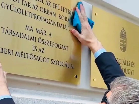 Lebukott a minisztérium? Engedély nélkül helyezhették ki a táblát az épület falára