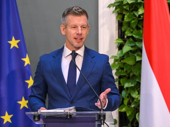 „Semmilyen utasítást nem adtam” – Magyar Péter a közmédia hirtelen vezetőváltásairól