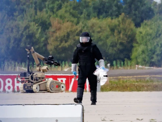 Buszsofőr állította meg a robbanóanyaggal felszerelt drónt a lipcsei reptéren