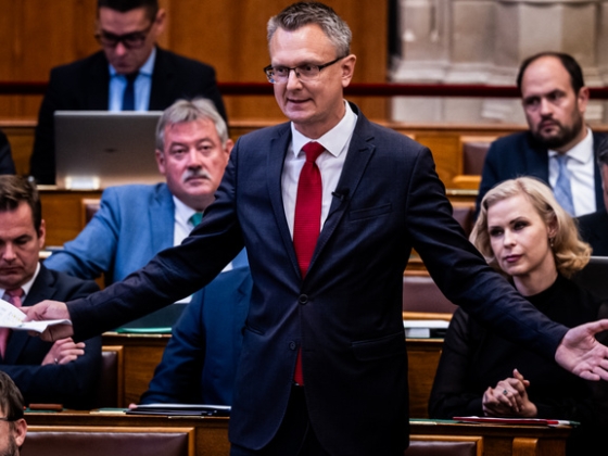 A KDNP szerint törvénytelenül került ki a Tisza-kormány táblája Rogán Antal egykori minisztériumának épületére