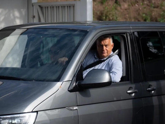 Orbán Viktor váratlanul megjelent a gučai trombitafesztiválon – fotó