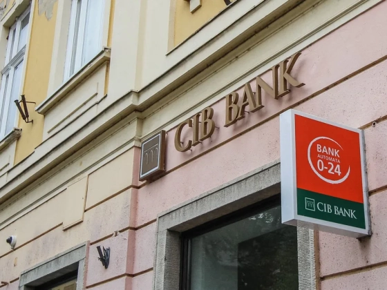 Nem lehet majd átutalni, gond lehet az online vásárlással: leállások jönnek a CIB Banknál
