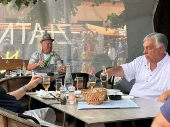 Ez megint nem jött be Magyar Péternek: Orbán Viktor egy szerbiai fesztiválon csevapozott
