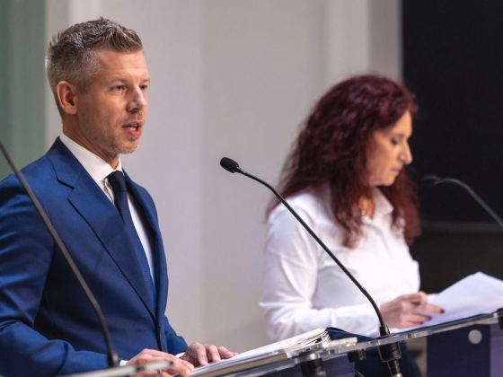 Magyar Péter feldühödött, amikor Kelemen Ágnes szabadságáról kérdezték + videó