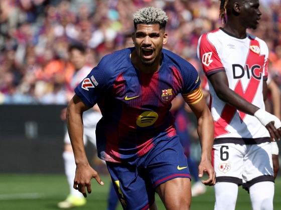 A Liverpool leigazolta az FC Barcelona védőjét, Ronald Araujo-t sokkoló átigazolásban