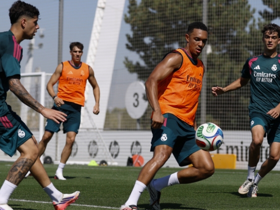 Óriási felfordulás a Dohány utca sarkán, a Budapestre érkezett Real Madrid szállodájánál