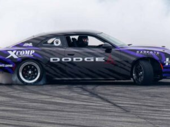 A Dodge 750 lóerős Chargert épített kézi váltóval drifteléshez