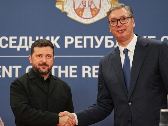 A szerb Vučić jelzést küld Brüsszelnek és Moszkvának azzal, hogy pompával és körülményesen fogadja Zelenskyyt