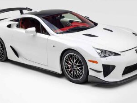 A világ egyik legritkább Lexus LFA-ja mindössze 72 mérfölddel került eladósorba