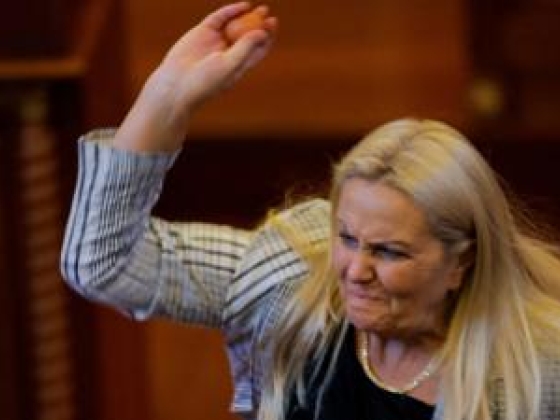 Nézze meg: A pillanatnyi ellenzéki képviselő tojásokkal dobálja meg Koszovó megbízott miniszterelnökét