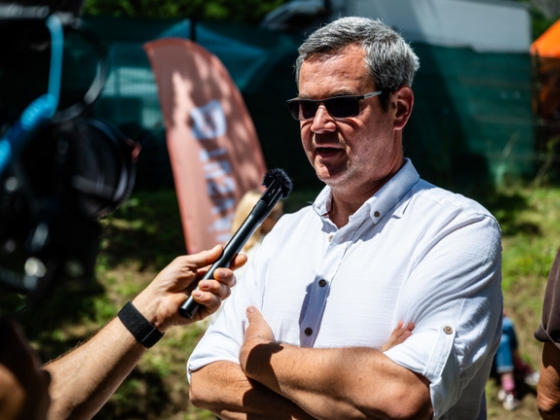 Takács Péter azt állítja, hogy egy tiszás férfi a gyerekei előtt inzultálta a strandon, és veréssel fenyegette