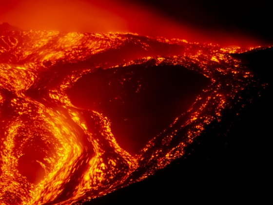 Tombol az Etna Szicíliában: megbénította a cataniai repülőteret a vulkán kitörése