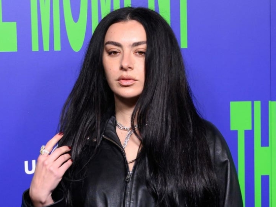 A Charli XCX először az 1. helyezést érte el az egyik legversenyképesebb albumlistán