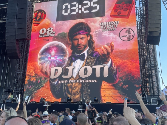 DJ Oti a levegőből dobta le a retro dinamitot az Óbudai-szigeten – fotókon az eddigi legnagyobb bulija