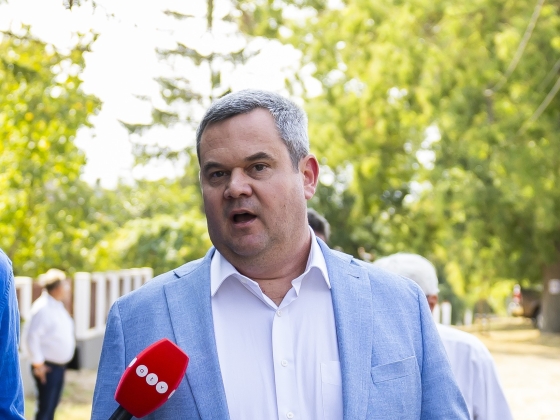 Takács Péter szóváltásba került a strandon egy férfival, aki aztán a telefonját is ki akarta venni a kezéből – videó