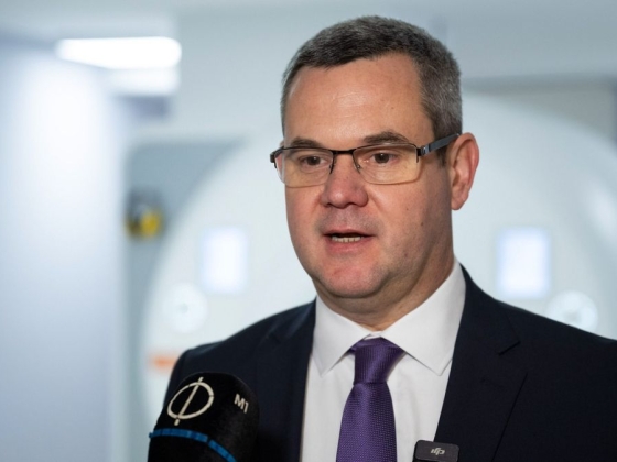 Megtámadták Takács Pétert a nyílt utcán, a képviselő szerint Magyar Péter hergelése célt ért