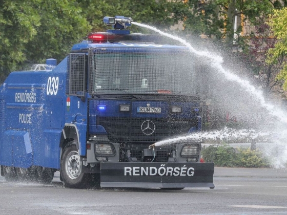 Egyszerre csapásmérő eszköz és frissülést hozó jármű a rendőrség vízágyúja