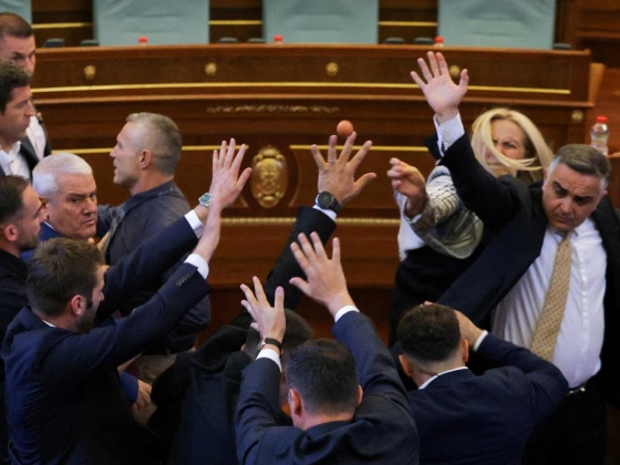 Kurti koszovói miniszterelnök a politikai válság közepette bekerült a parlamentbe