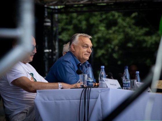 Megpróbált elvegyülni, de hamar feltűnt a fesztiválozóknak, hogy köztük sétálgat Orbán Viktor, meg is lett a vége